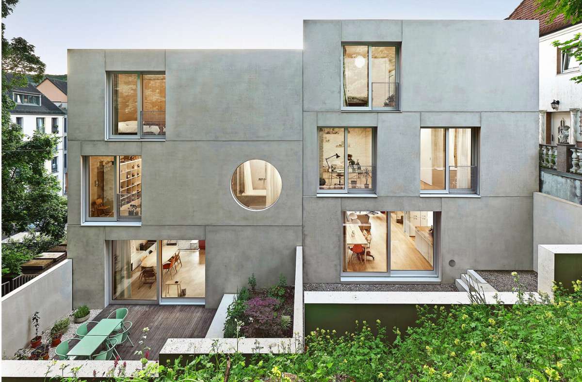 Ein Blick auf die Rückseite. Die geometrisch unterschiedlichen Fensterformen geben jeder Haushälfte eine individuelle Eigenart.