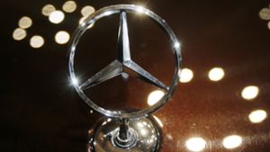 Daimler will es wissen: Der Autobauer Daimler zieht wegen der Altersbefristung von Manager-Verträgen vor das Bundesverfassungsgericht. Foto: AP
