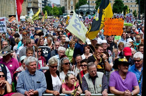 Mehrere Tausend Menschen haben am Samstag auf dem Schlossplatz gegen Stuttgart 21 demonstriert. Foto: Lichtgut/Volker Hoschek