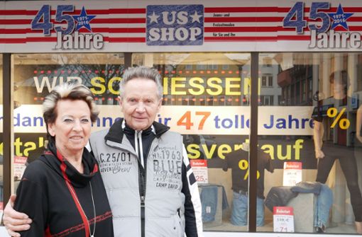 Hans und Doris Guryca betreiben den US-Shop nun seit 47 Jahren. Im April schließen sie die Türen für immer. Foto: Eileen Breuer