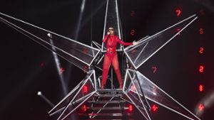 Katy Perry im feuerroten Bühnenoutfit