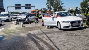 In Stuttgart-Ost ist es zu einem schweren Unfall gekommen, weil ein Opel-Fahrer das Stauende zu spät erkannte. Foto: SDMG