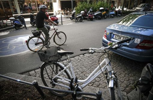 Radfahrer und Fußgänger könnten in Zukunft in der Eberhardstraße unter sich bleiben dürfen. Die dortigen Parkplätze sollen ersatzlos wegfallen. Foto: Lichtgut/Leif Piechowski