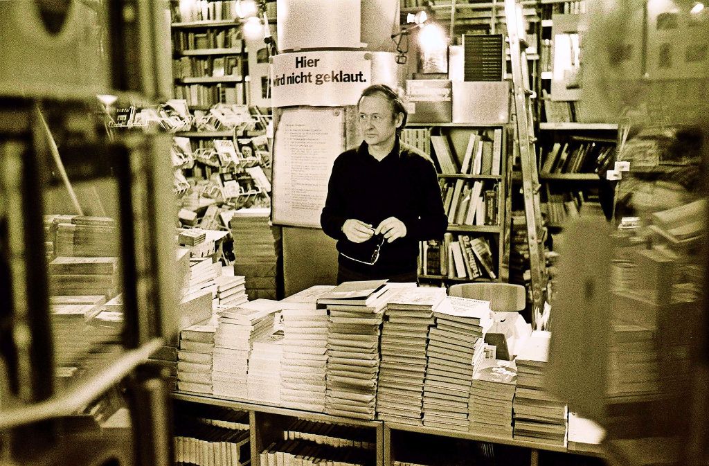 Er verstand sich als einen „Bücher verkaufenden Leser“: Wendelin Niedlich in seinem Laden in der Schmalen Straße. Foto: Horst Rudel