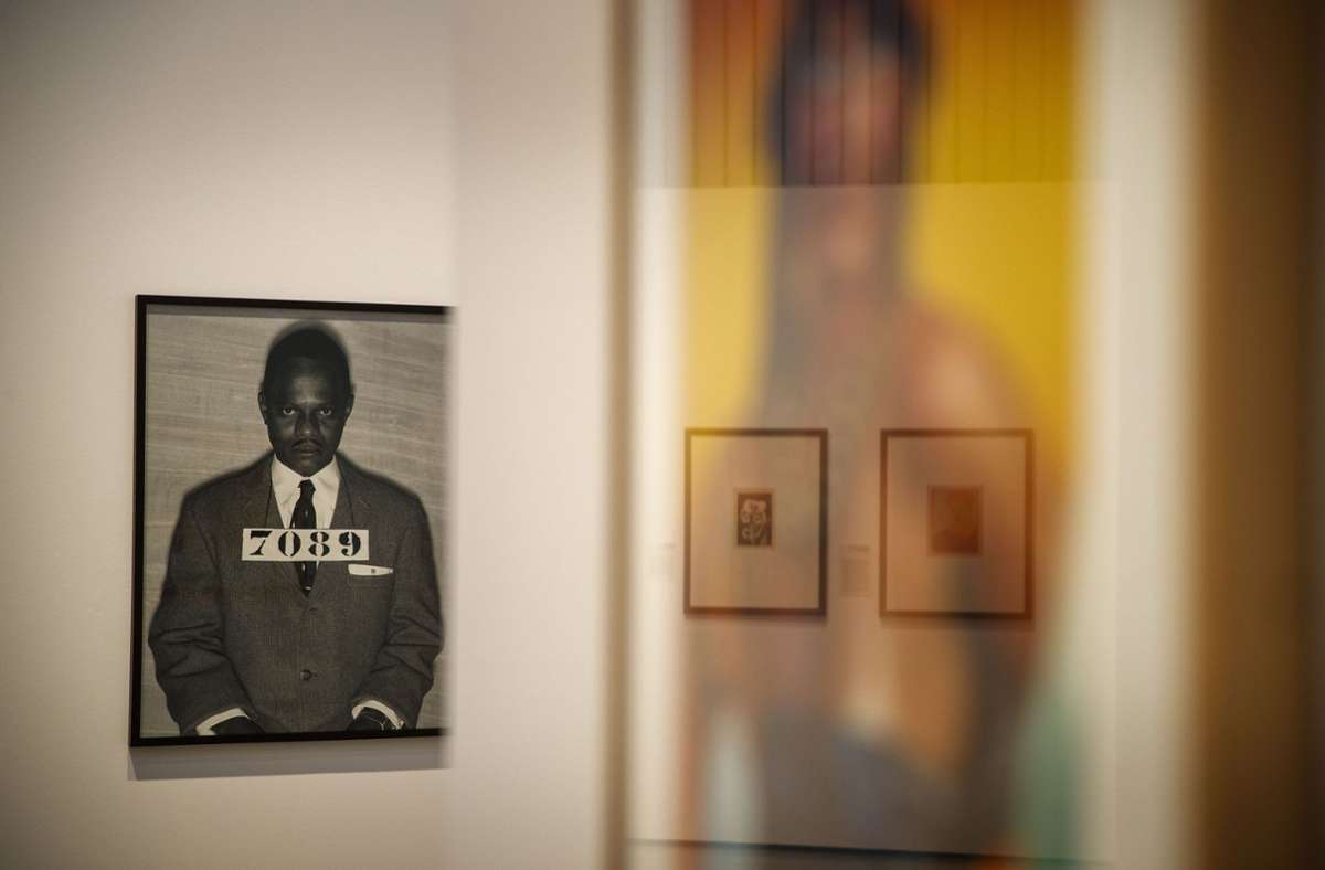 Der afrikanische Fotograf Samuel Fosso ist auf diesem Bild links  in die Rolle des im Jahr 1956  verhafteten Aktivisten Martin Luther King geschlüpft. Foto: Gottfried Stoppel