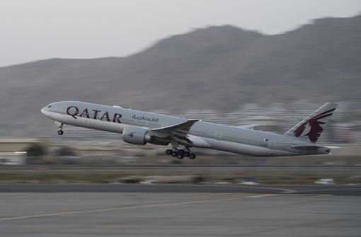 Eine Maschine der Qatar-Airlines hebt am Flughafen von Kabul ab. Foto: dpa/Bernat Armangue
