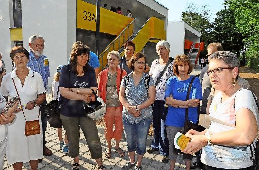 Bezirksvorsteherin Renate Polinski (rechts) spricht mit Besuchern  über den bevorstehenden Einzug der Flüchtlinge in die Gemeinschaftsunterkunft Burgholzstraße. Foto: Georg Linsenmann