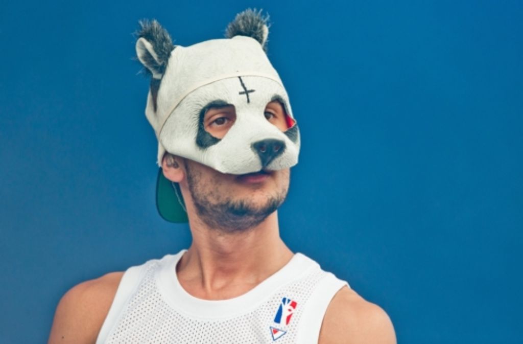 Eine Panda-Maske des Stuttgarter Rappers Cro wird im Stadtmuseum ausgestellt.