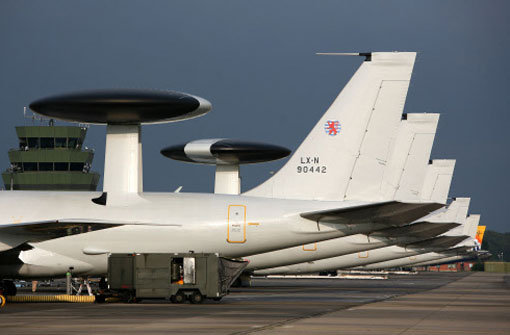 Awacs-Boeing-Aufklärungsflugzeuge der NATO stehen auf dem Flughafen Geilenkirchen hintereinander. (Archivfoto) Das Bundeskabinett hat eine Ausweitung des Afghanistan-Einsatzes der Bundeswehr beschlossen. Foto: dpa