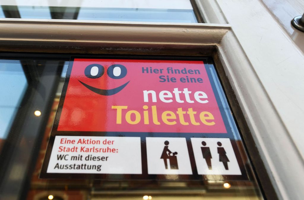 Bezirkschefin Kienzle wünscht sich mehr nette Toiletten wie in Karlsruhe. Doch auch andere Optionen sollen geprüft werden, um die Urinverschmutzung einzudämmen:    so ist für die Fritz-Elsas-Straße  an    versenkbare Pop-up-Urinale gedacht .