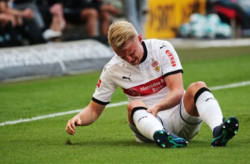 Das rechte Knie schmerzt: Andreas Beck wird dem VfB Stuttgart womöglich erst einmal fehlen. Foto: Baumann
