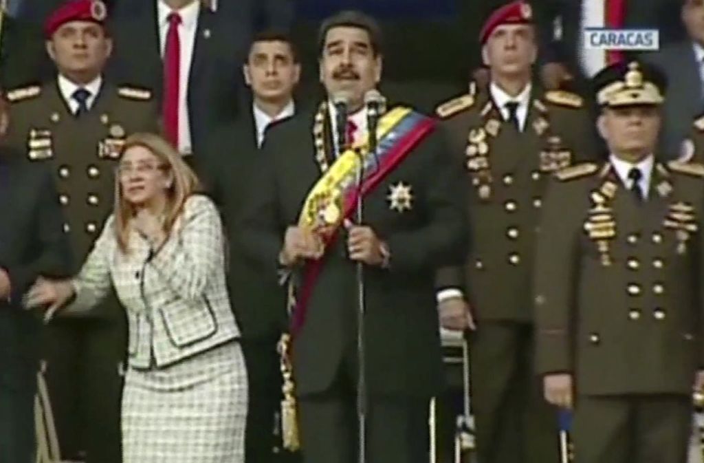 Das Standbild einer Fernsehübertragung zeigt den Moment der Explosion, wie er sich in den Gesichtern auf dem Podium des Präsidenten widerspiegelt. Foto: Venezuelan National Television