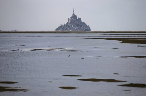 Am Mont-Saint-Michel hat sich am Samstag ein spektakulärer Tidenhub abgespielt. Foto: dpa