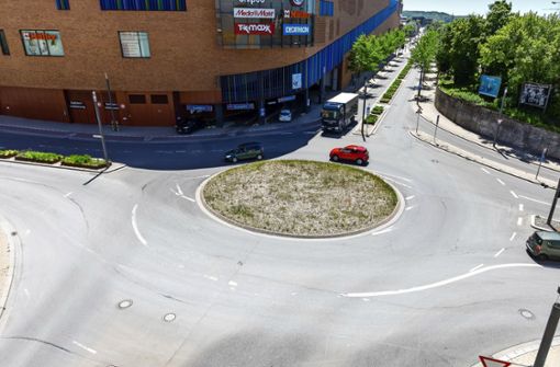 Ein- und Ausfahrten sowie ein Bypass: Der Kreisverkehr bei den Mercaden ist für Verkehrsteilnehmer recht unübersichtlich. Foto: Eibner//Roger Bürke