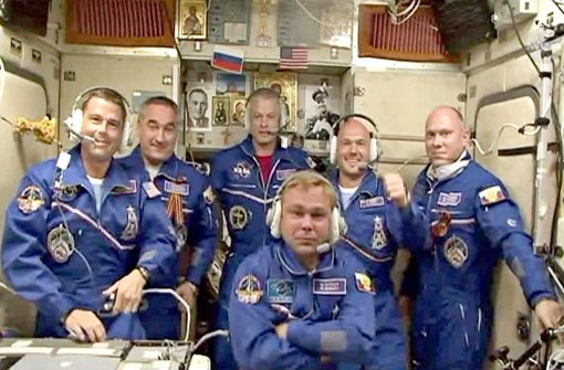 Gut im All angekommen: Die nächsten sechs Monate wird Alexander Gerst (zweiter von rechts) 400 Kilometer über der Erde in der ISS forschen und leben.  Foto: dpa