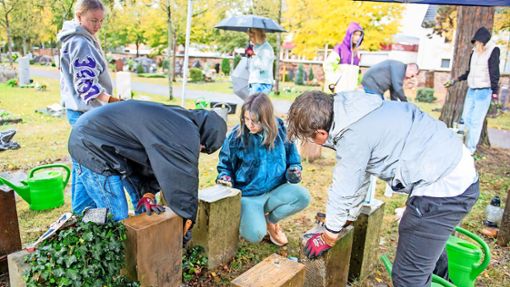 Jugendliche aus Leipheim pflegen Kindergräber in Böblingen. Foto: Eibner-Pressefoto/Sandy Dinkelacker