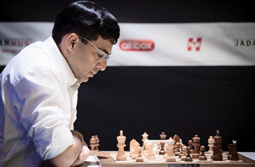 Fünf Runden vor Schluss des Kandidatenfinales führt Viswanathan Anand einen Punkt vor der Konkurrenz und könnte damit das Recht auf einen neuen WM-Kampf gegen Magnus Carlsen erwerben. Foto: dpa