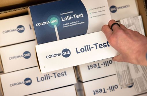 Lolli-Tests sind bei Kindern deutlich beliebter als Nasenabstriche. Foto: dpa/Michael Reichel