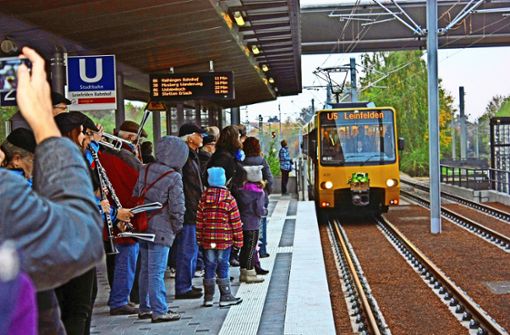 Großer Andrang am S-Bahnhof Leinfelden: Im Oktober 2015 ist dort der erste Stadtbahnzug der U5 eingefahren. Foto: Archiv/Natalie Kanter