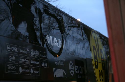 Bei einem Anschlag auf den Mannschaftsbus hat sich der BVB-Spieler Marc Bartra verletzt. Foto: dpa