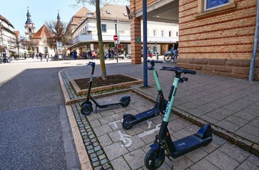 Wie hier an der Wilhelm-Galerie sind Parkplätze für E-Scooter geschaffen worden. Wer sie nutzt, erhält einen Bonus. Foto: Simon Granville