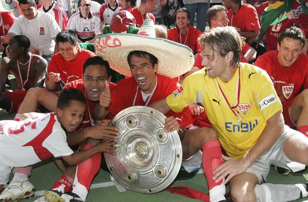 Auch die Meister von 2007, Pavel Pardo (Mitte) und Timo Hildebrand (rechts), drücken dem VfB die Daumen, dass es mit dem Aufstieg klappt. (Archivbild) Foto: AP
