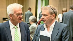 Ministerpräsident Winfried Kretschmann (links) mit seinem Staatssekretär Volker Ratzmann Foto: dpa/Sebastian Kahnert