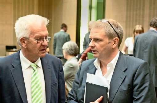 Ministerpräsident Winfried Kretschmann (links) mit seinem Staatssekretär Volker Ratzmann Foto: dpa/Sebastian Kahnert