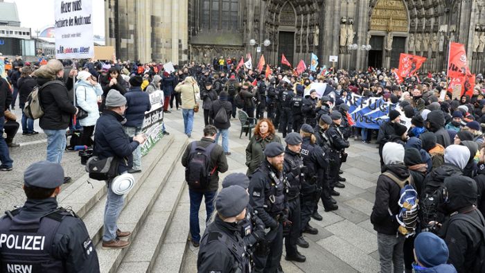 50 Personen demonstrieren in Köln gegen WDR – Hunderte Gegendemonstranten