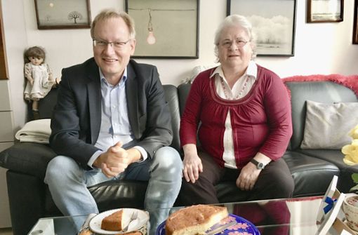 Ex-Regierungspräsident Johannes Schmalzl zu Gast bei Helene Wipperfürth. Er hat einen selbst gebackenen Apfelkuchen mitgebracht  – sehr zur Freude der 84-Jährigen. Foto: Dannecker