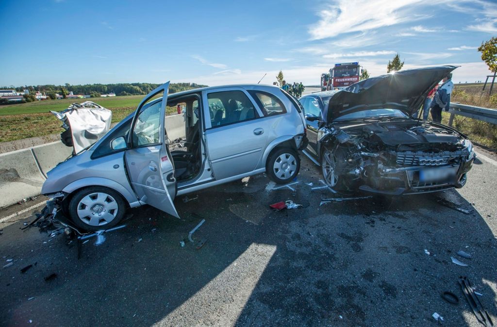 Bei diesem Unfall in Jettingen im Kreis Böblingen stibt eine Autofahrerin.