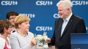 Mein Bier, dein Bier: Merkel und Seehofer am Schluss des Versöhnungsauftritts Foto: Getty Images Europe