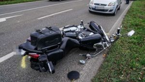 Nach dem Unfall rutschte das Motorrad noch etwa 50 Meter über die Straße. Foto: SDMG/Kohls