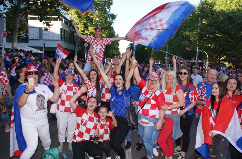Kroatische Fans jubeln vor dem Anpfiff des Spiels gegen Dänemark ...