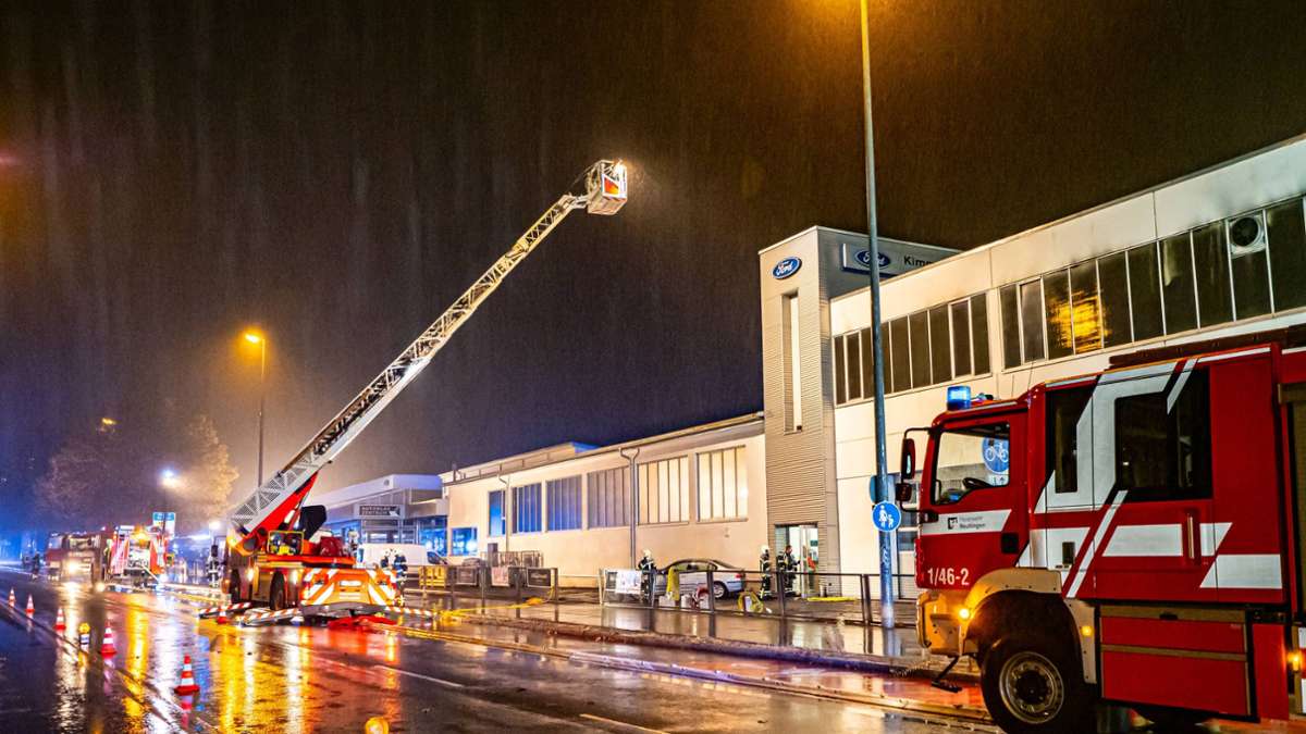 Feuer in Reutlingen und Karlsruhe: Kaputter E-Roller setzt Autohaus in Brand – Schaden immens