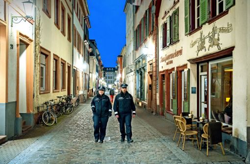 Mitarbeiter des Ordnungsdienstes wachen auch darüber, dass das Nachtleben in der Altstadt friedlich bleibt. Foto: Philipp Rothe