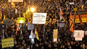 Anhänger der Pegida demonstrieren am Abend des 26. Oktober 2015 auf dem Theaterplatz in Dresden. Foto: dpa