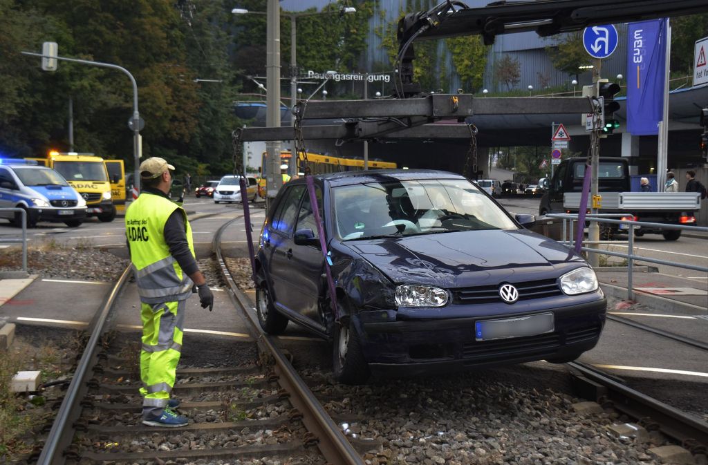 In der Neckartalstraße in Stuttgart wurde ein Auto bei einem Zusammenstoß in das Gleisbett der Stadtbahn geschoben.