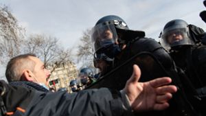 Frankreichs Polizisten sind nicht immer zimperlich bei ihren Einsätzen. Doch nun sollen sie sich von ihrem Prügel-Image lösen. Das Bild zeigt einen Einsatz am Place de la Nation in Paris. Foto: dpa/Lorena Sopêna I Lòpez