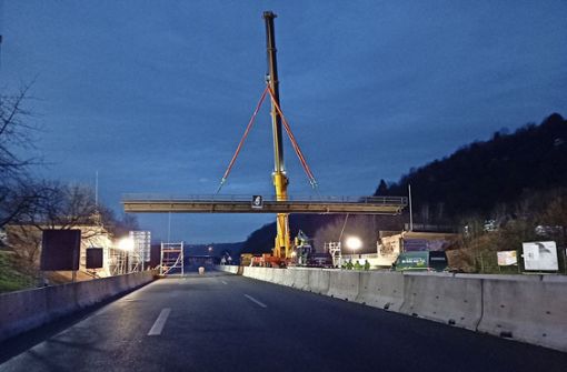Die alte B-10-Brücke war am Samstag gegen 7.30 Uhr Geschichte: Das letzte Stück wird ausgehoben und an der Seite zur Demontage abgelegt. Foto: Mathias Kuhn