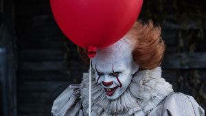 Der fiese Clown Pennywise (Bill Skarsgård) treibt in „It“ sein Unwesen. Foto: Warner Bros.