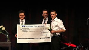 Gewinner Alex Döring (rechts) nimmt das Troubadour-Preisgeld entgegen. Foto: Lichtgut/Volker Hoschek