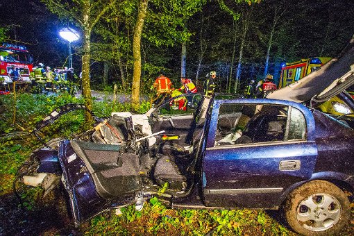 Der Unfallverursacher und sein Beifahrer haben sich am Sonntag lebensgefährliche Verletzungen zugezogen. Foto: www.7aktuell.de | Karsten Schmalz