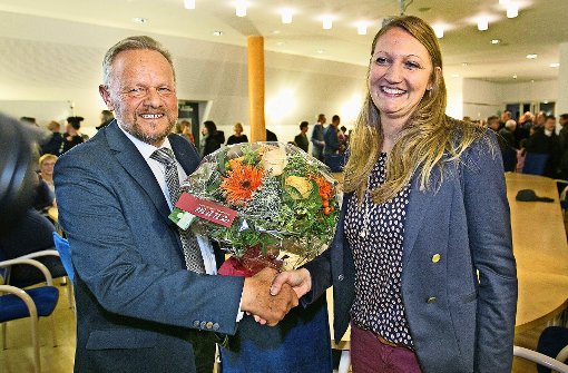 Der amtierende Bürgermeister Herbert Krüger gratuliert seiner Nachfolgerin Melanie Gollert zum Wahlsieg. Foto: Horst Rudel