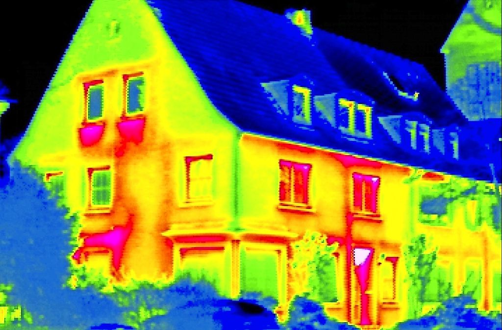 Wärmeverlust an einem Haus: Die Profis von der Energieagentur wüssten, was zu tun ist. Foto: dpa