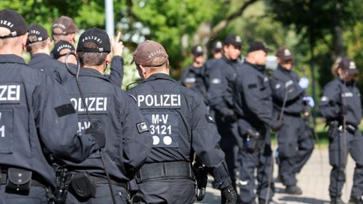 Aus Mecklenburg-Vorpommern gab es keine aktuellen Zahlen dazu, gegen wie viele Polizisten Verfahren wegen des Verdachts auf rechtsextremistische Gesinnung geführt werden (Symbolbild). Foto: Bernd Wüstneck/dpa