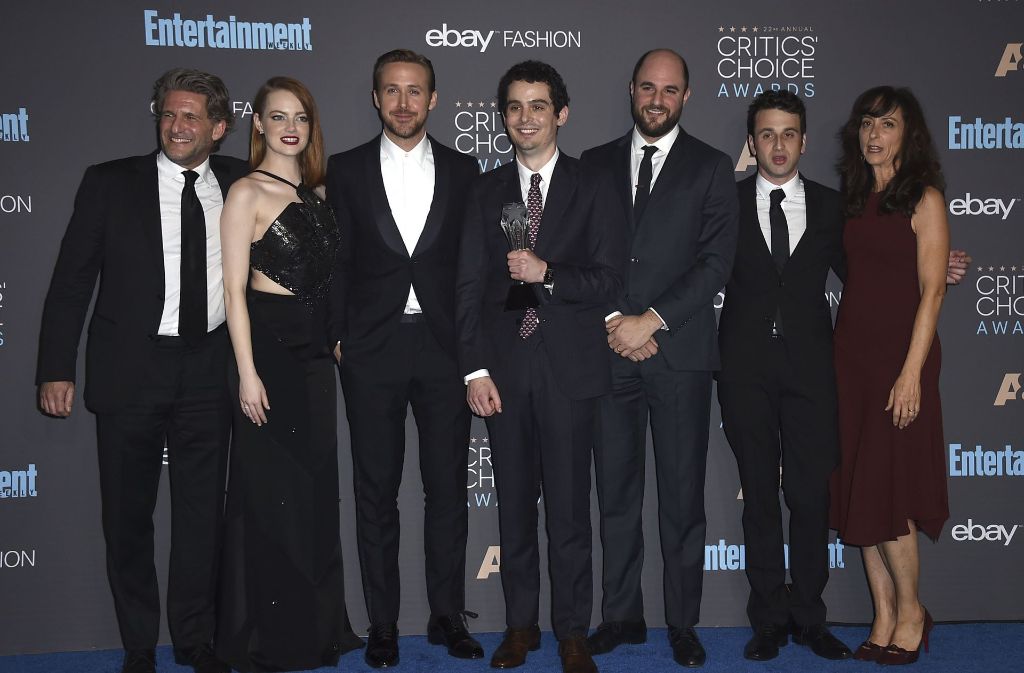 Gary Gilbert, Emma Stone, Ryan Gosling, Damien Chazelle, Jordan Horowitz, Justin Hurwitz und Mary Zophres freuen sich über die Auszeichnungen für „La La Land“.