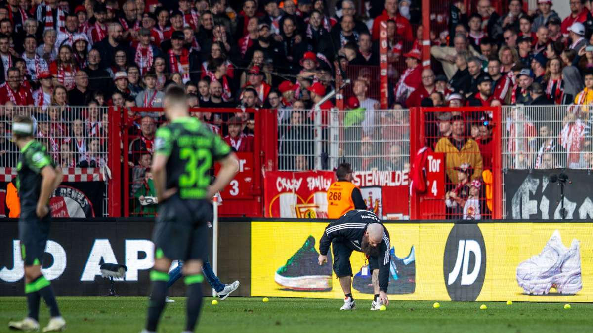 Fußball-Bundesliga: Fan-Proteste: eine Partie kurz vor dem Abbruch