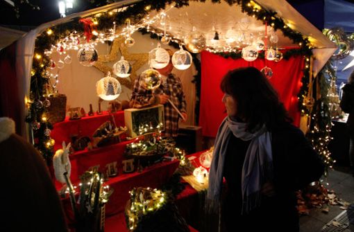 Budenzauber in Weilimdorf: Die Veranstalter vieler kleiner  Weihnachtsmärkte in Stuttgart betonen, dass die Beleuchtung auf energiesparende LEDs umgestellt sei. Foto: Chris Lederer