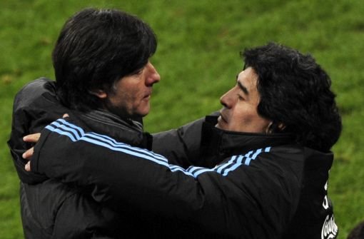 Glückwunsch, Diego: Bundestrainer Jogi Löw gratuliert seinem argentinischen Kollegen Maradona.  Foto: dpa